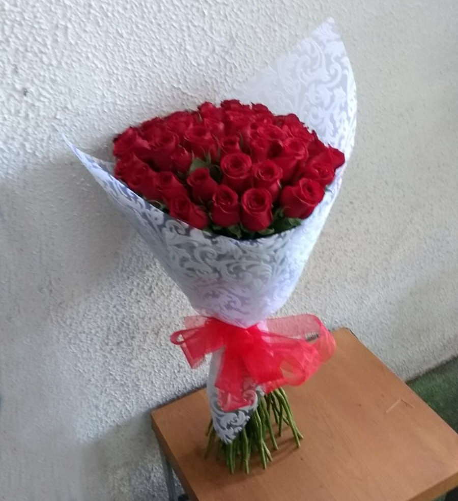 Ramo de 50 rosas – Floreria Dina